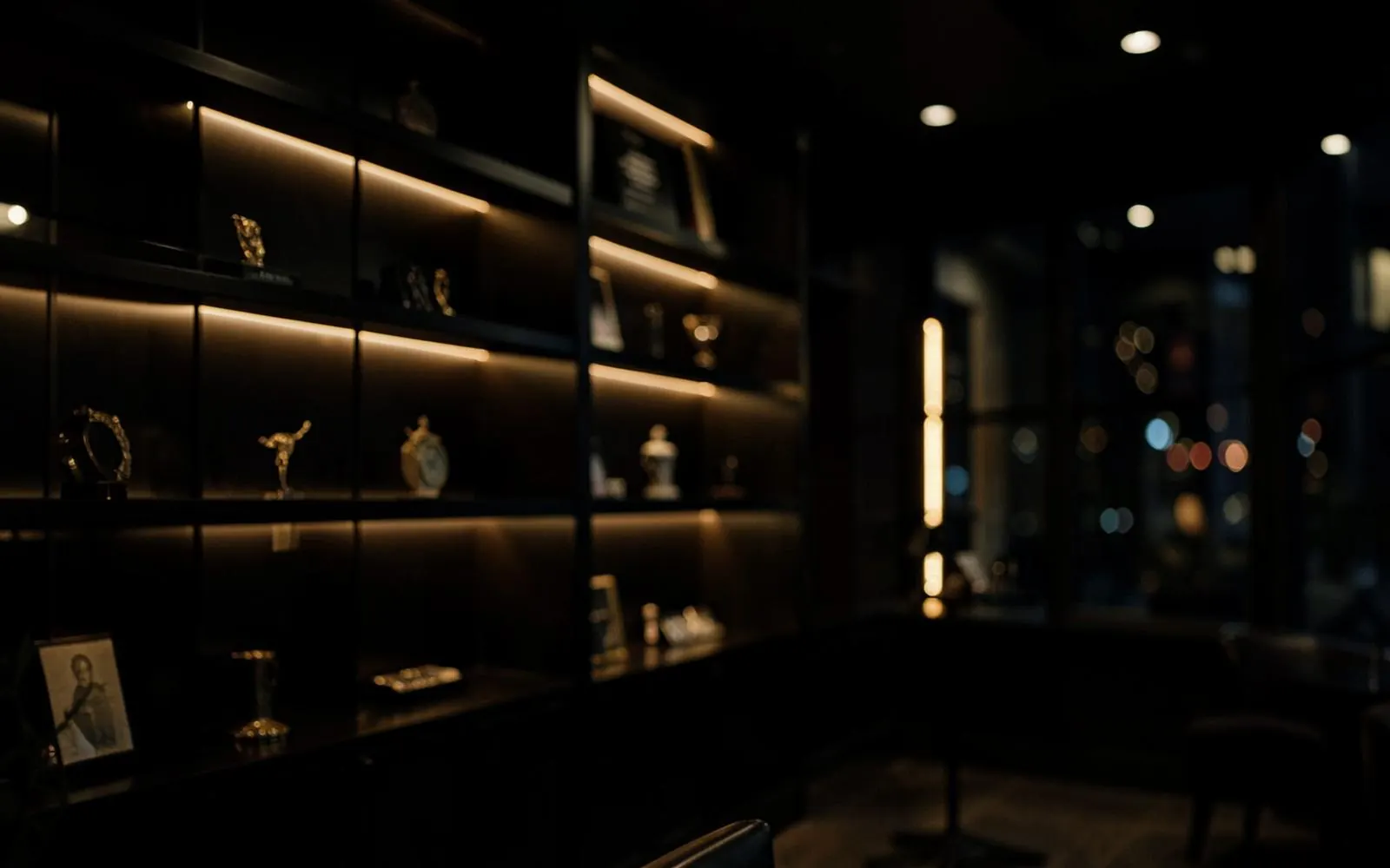 Ambiente elegante de boutique com iluminação dourada